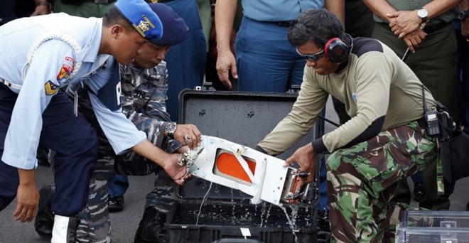 2015-01-12T090813Z_479583279_GM1EB1C1BFK01_RTRMADP_3_INDONESIA-AIRPLANE_700_491_c1