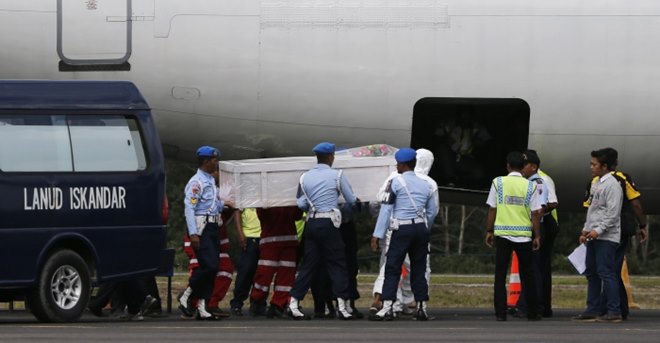 2015-01-27T081400Z_2019143920_GM1EB1R18YG01_RTRMADP_3_INDONESIA-AIRPLANE_700_467_c1