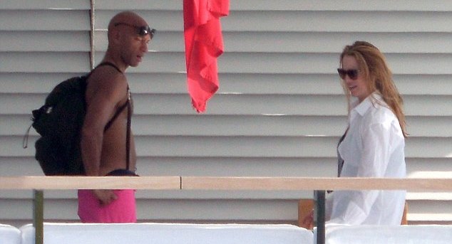 24DDFBA900000578-0-Together_Laurene_Powell_the_widow_of_Steve_Jobs_was_seen_enjoyin-m-8_1421758129303