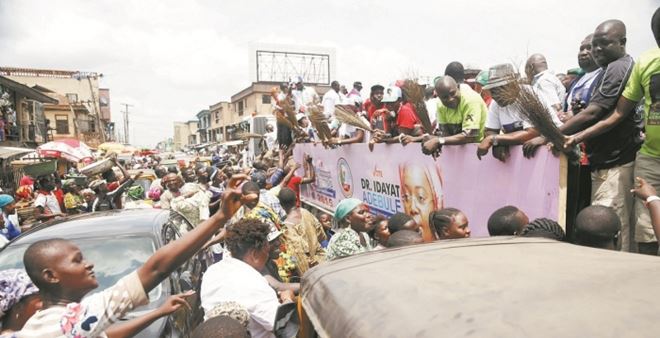 2015-02-21T202426Z_475552614_GM1EB2M0BLD01_RTRMADP_3_NIGERIA-ELECTIONS_700_467_c1