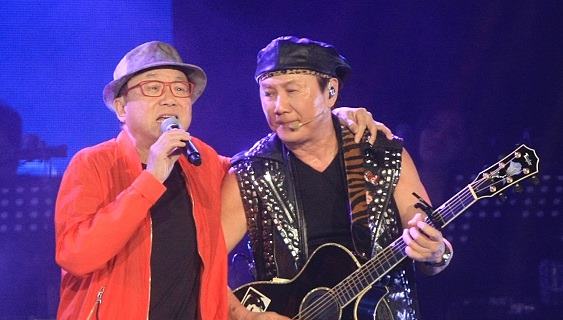 Ent: Sam Hui in concert.