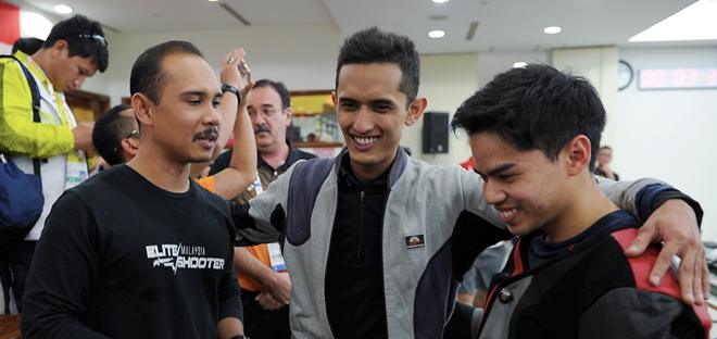 SGP16_060615_MENEMBAK_LELAKI