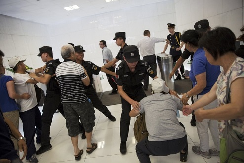 2015-08-05T063147Z_1964817330_GF20000013973_RTRMADP_3_MALAYSIA-AIRLINES-CRASH_700_467_c1