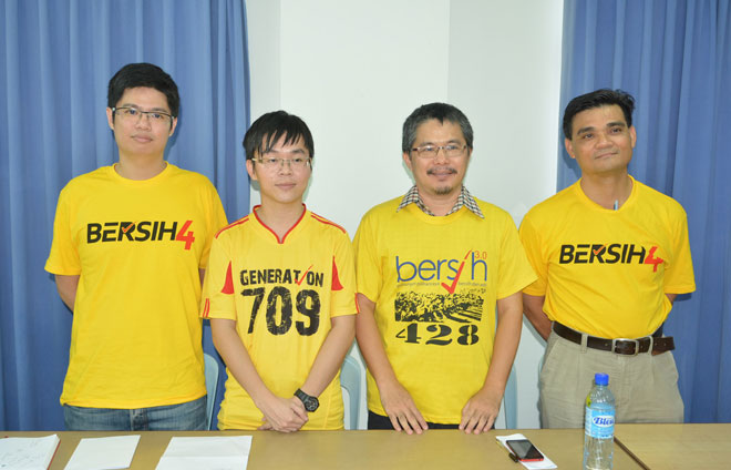 sr8201aa 诗巫净选盟于新闻发布会上。左起为工委会秘书胡庭文、主席黄亿声、宣传许明耀及交通曾宪爵。