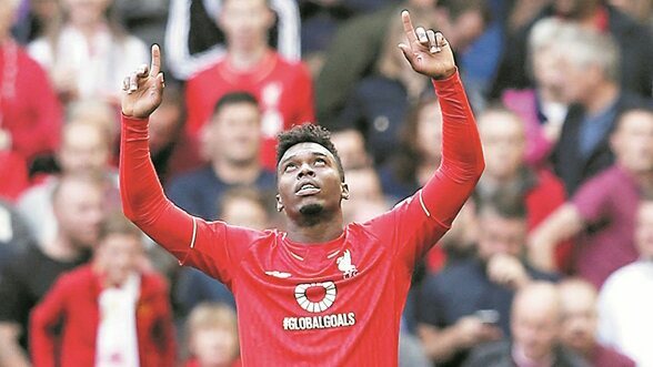 2015-09-26T154024Z_86283624_MT1ACI14029740_RTRMADP_3_SOCCER-ENGLAND-LIV-AVL_1