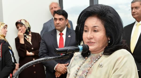 NY10_270915_SHAKING HANDS