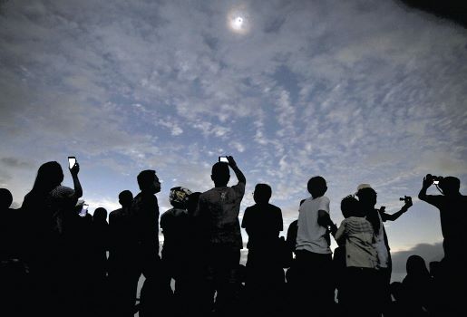2016-03-09T032000Z_466011795_GF10000338918_RTRMADP_3_SOLAR-ECLIPSE_515_350