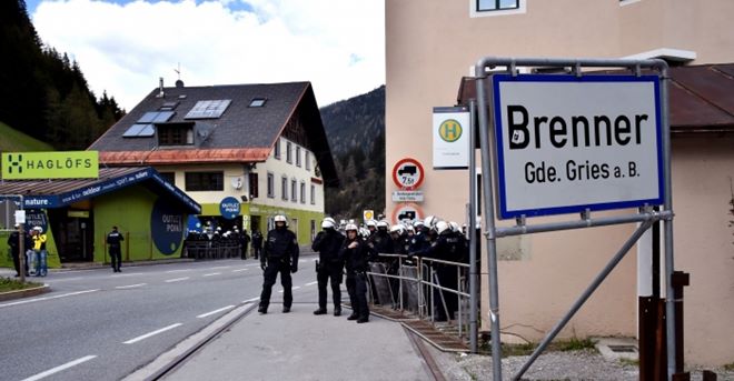 000_AB4RV_700_466_c1