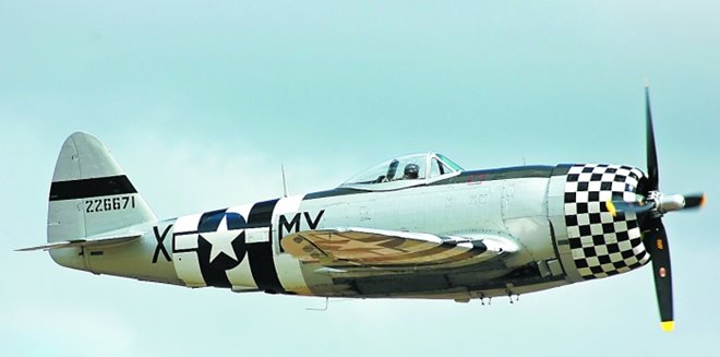 P-47D-40_Thunderbolt_44-95471_side_700_467_c1
