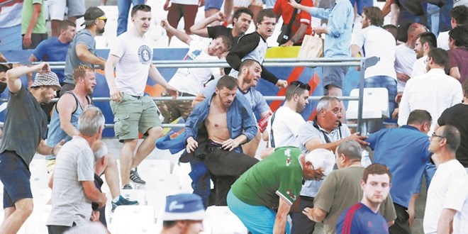 2016-06-11T210333Z_108680613_MT1ACI14433564_RTRMADP_3_SOCCER-EURO-ENG-RUS_700_419_c1