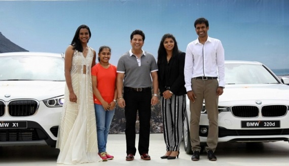 sachin-presenting-rio-heroes-with-bmw-cars_700_432_c1
