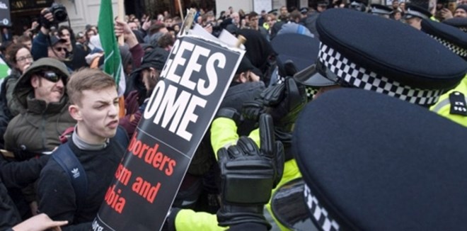 325E215500000578-3500268-Protesters_waving_placards_clash_with_police_at_a_pro_migration_-a-16_1458412062159_515_377