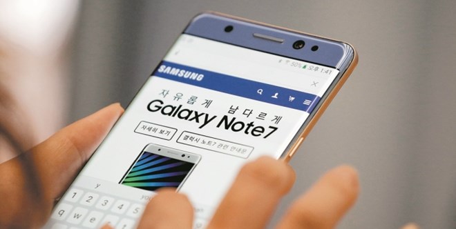 2016-10-06T231748Z_304504025_S1AEUFMNZOAA_RTRMADP_3_SAMSUNG-ELEC-RESULTS_700_483_c1