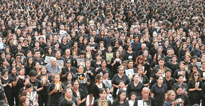 2016-10-22T074859Z_1660713728_S1AEUIKANJAA_RTRMADP_3_THAILAND-KING-MOURNERS-ANTHEM_700_467_c1