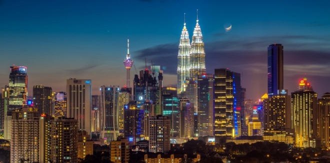 Moonrise_over_kuala_lumpur_700_446_c1