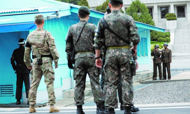 2017-04-17T024313Z_1859156799_RC1C29FD33F0_RTRMADP_3_NORTHKOREA-USA-PENCE-DMZ_700_467_c1