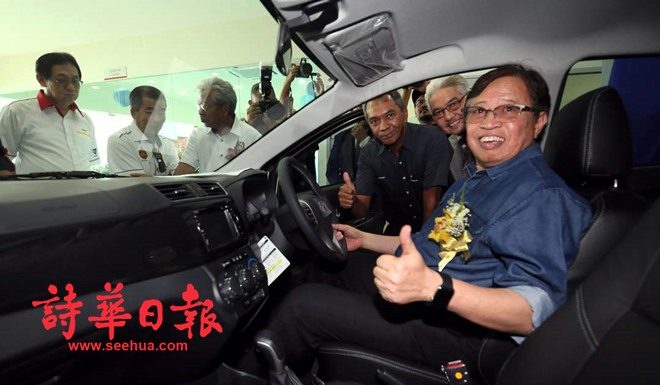 阿邦佐双管齐下 轻快铁电动巴士一齐推行