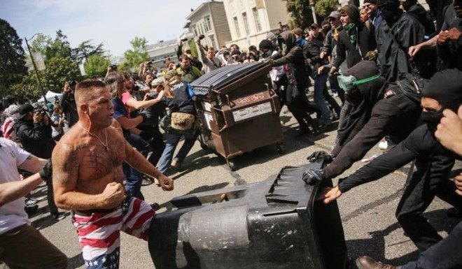 美挺反特朗普游行 两派民众爆冲突