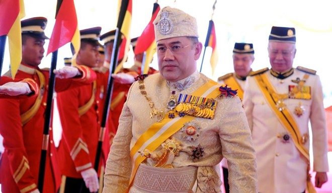 国家元首登基大典 陛下深得民心