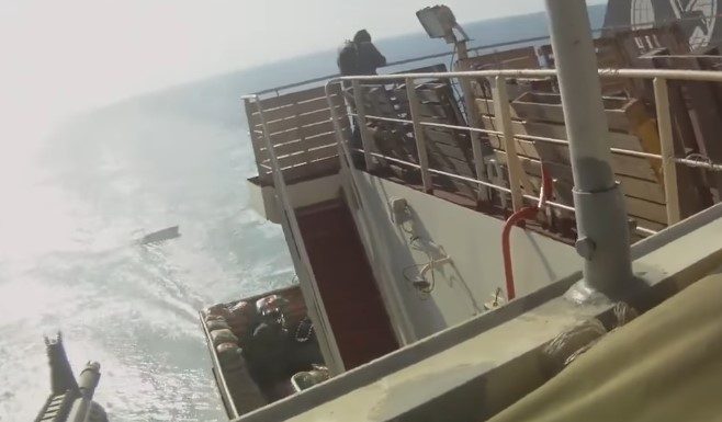 船家枪战索马利亚海盗 影片上传震撼千万人