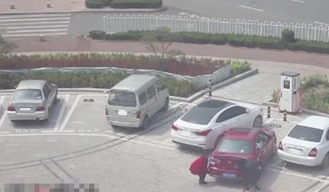 倒5次车都停不进车格 狂女驾驶气到下车「用抬的」