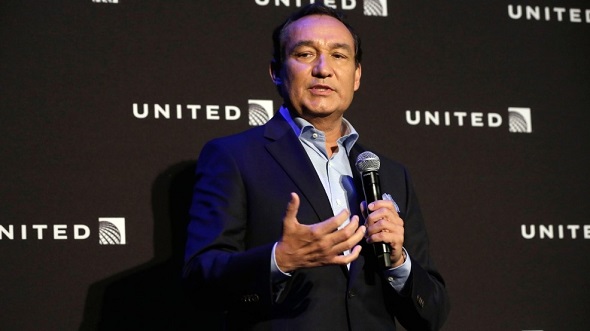 df241f73-53a3-4d60-ade9-5f943cde5161-large16x9_UnitedPassengerRemo_Leak1