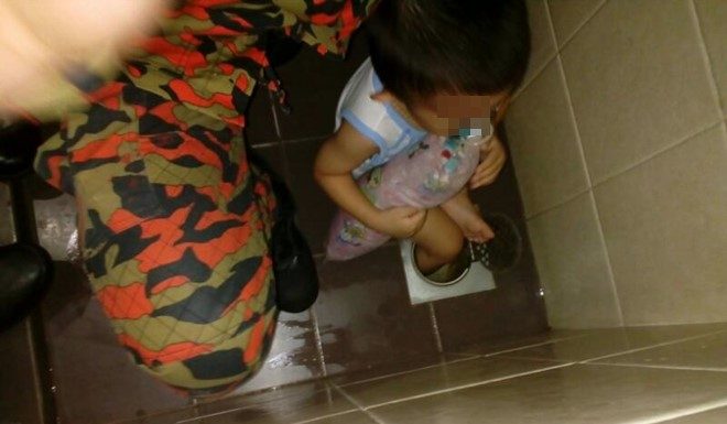 浴室不小心滑了一下 男童脚卡洞