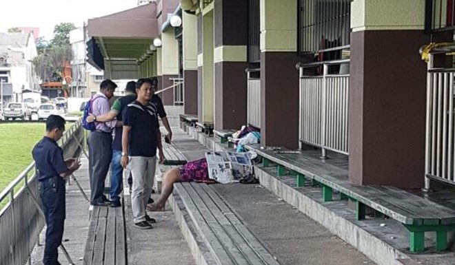 「以为他在睡觉」 男子卧尸球场看台