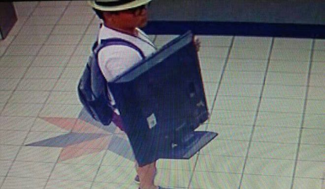 电眼摄录干案过程 贼抬走40寸电视机