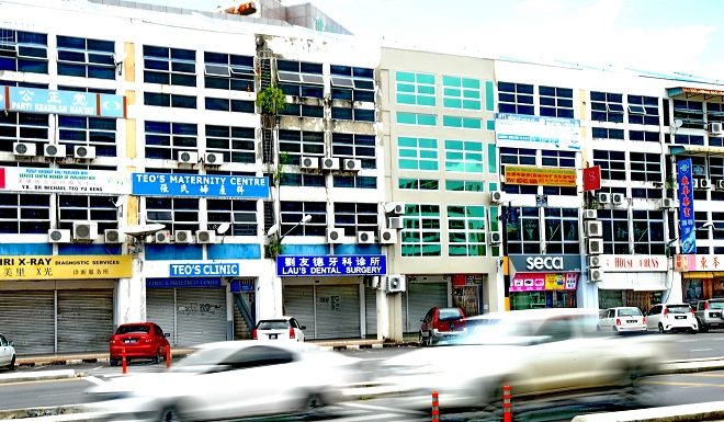 车飞驰不让人 别相信这是斑马线!