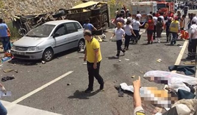 赶赴母亲节酿悲剧 巴士坠崖24死10重伤