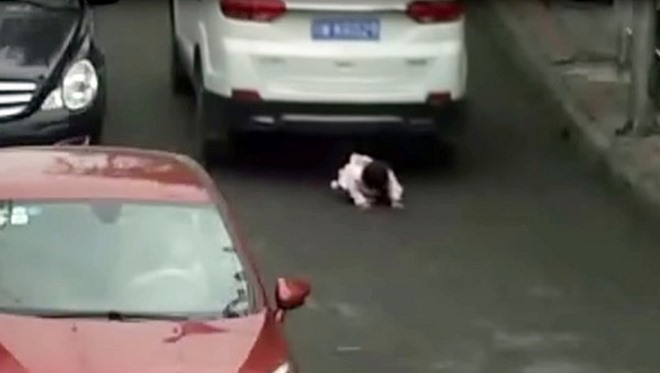 2岁女童被2辆车辗过 奇迹似的躲开死神