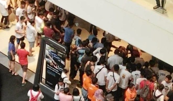 少年疑与人爭执 被拋下商场底楼