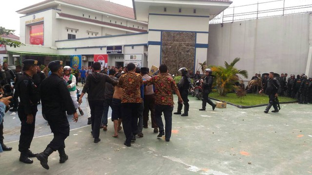 ratusan-tahanan-rutan-pekanbaru-kabur-836abe