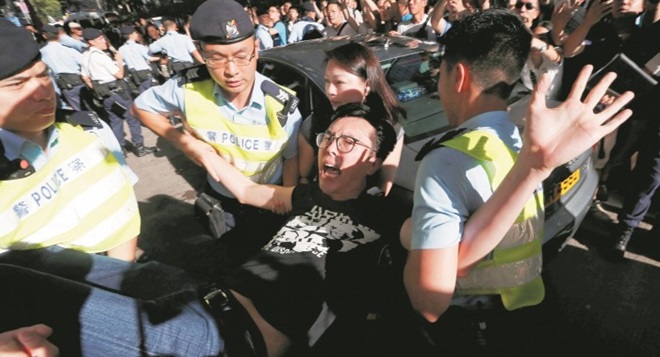 2017-07-01T004055Z_1715488303_RC18A4F00300_RTRMADP_3_HONGKONG-ANNIVERSARY-PROTEST