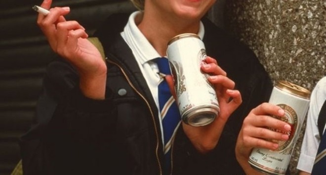 _76489008_young_teenage_girls_smoke_and_drink_beer_outdoors-spl