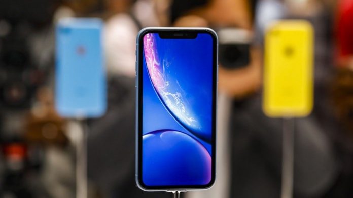 apple-event-091218-steve-iphone-0476
