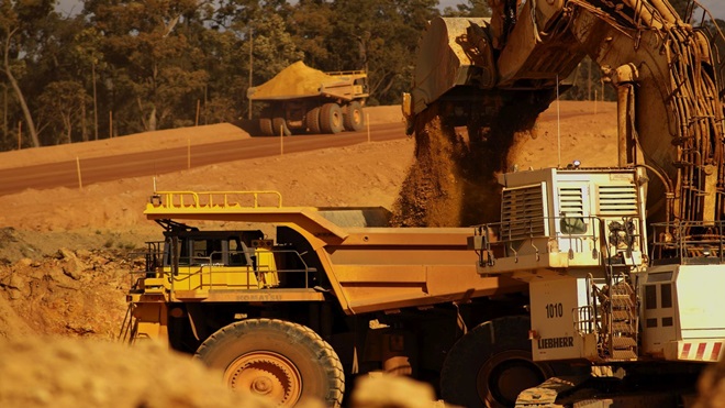 248-Loading-bauxite-Huntly-mine