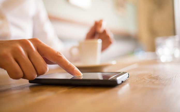 01_cellphone_Should-I-Be-Worried-About-My-Cell-Phone-Catching-a-Virus-_156733742_LDprod_FT