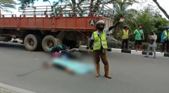 摩托撞罗里年轻骑士重伤 诗巫黄景和路大塞车