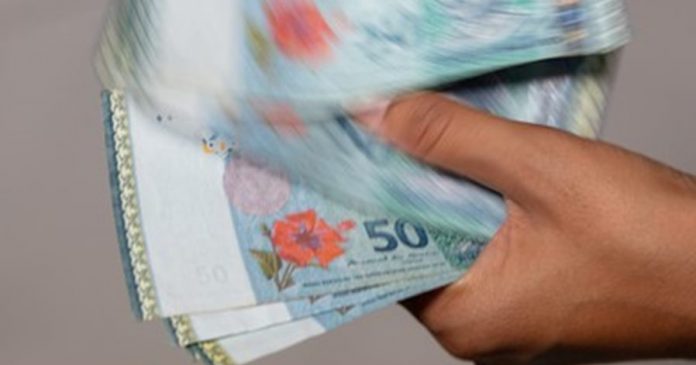female-hands-counting-malaysian-ringgit-260nw-1579690165