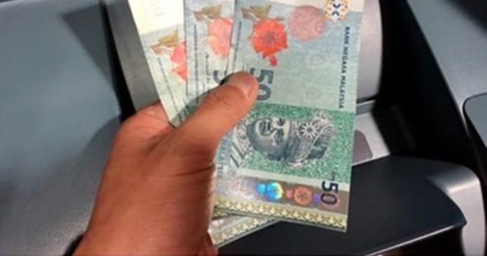 hand-holding-malaysia-money-note