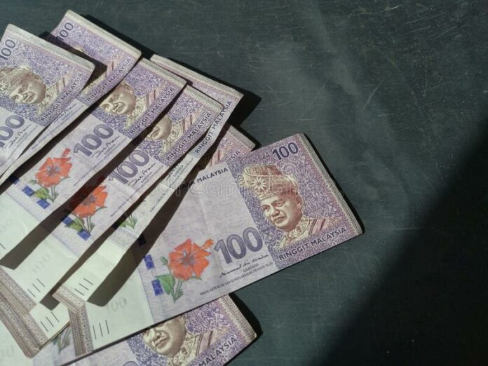 malaysia-currency-myr-stack-ringgit-bank-note-there-hundred-scattered-carpet-table-185190955