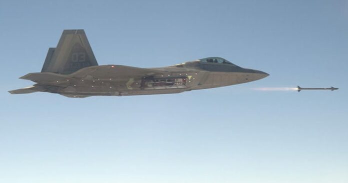 F-22-firing-missile-678x381