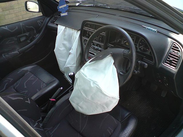 640px-Peugeot_306_airbags_deployed