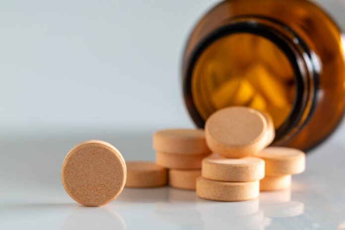 Yellowvitaminpillsisolatedonawhitebackground-stockphoto-472a0d6a875842ff8fecfcfb04f3340a