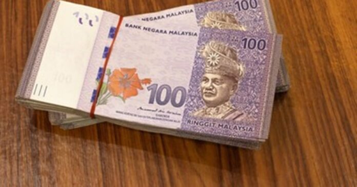stack-100-malaysian-ringgit-myr-260nw-1382874821