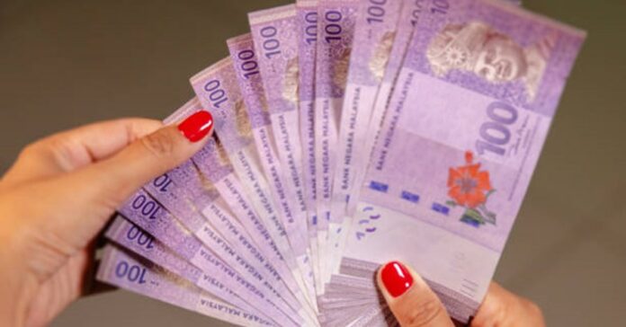 100-ringgit-malaysia-trong-tay-ph_E1_BB_A5-n_E1_BB_AF
