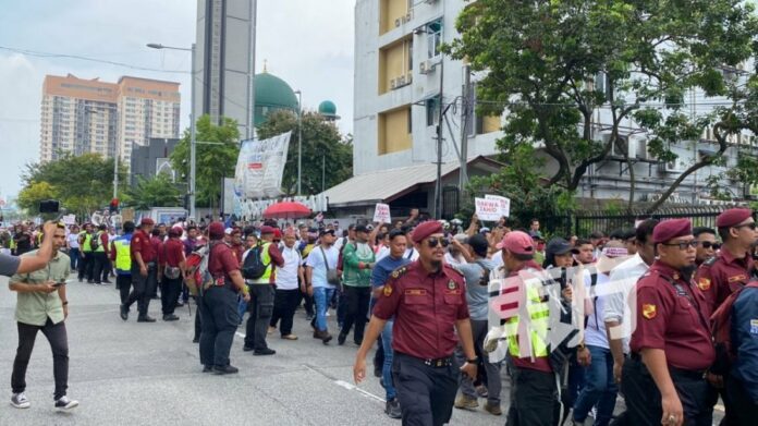 ff128a38b115cf5af64d7b5b7d0939c9