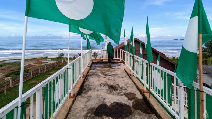 bridge_20Parti_20Islam_20Se-Malaysia_20PAS_20flags_20in_20Rusila_20Terengganu_202
